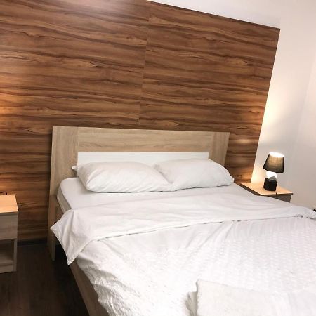 Апартаменты Naberezhna 10, Central Луцк Экстерьер фото